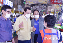 이용섭 시장, 양동시장 찾아 착한임대인·상인 격려