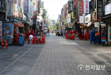 [천지포토] 수도권 거리두기 2.5단계 1주일 연장…텅 빈 먹자골목