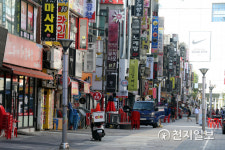 [천지포토] 수도권 거리두기 2.5단계 1주일 연장…한가한 먹자골목