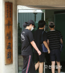 [동행르포] 은밀히 열린 구로구 상가건물 지하교회 예배 단속현장