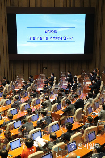 [천지포토] 박수치는 국민의힘 의원들