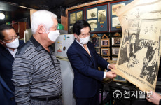 [천지포토] 주한미군향군클럽서 옛 그림보는 안병용 의정부시장