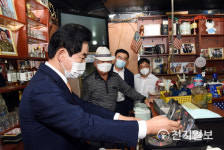 [천지포토] 주한미군향군클럽서 추억 물품보는 안병용 의정부시장