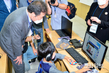 [천지포토] 초등학교 돌봄교실 현장 점검하는 이낙연 대표