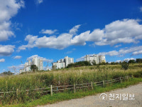 해넘이공원 전망대 위로 펼쳐진 가을 하늘