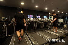 [천지포토] 사회적 거리두기 2단계 완화 다시 문 연 헬스장
