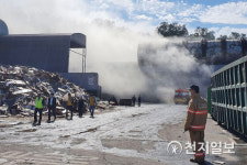 [천지포토] 화재 진화중인 수원시 자원순환센터