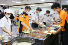 (주)한울에프앤에스근로복지공단안산병원직원식당 | 안산소방서, 직원 격려 위한 '영양만점 특별급식' 제공