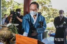 [유관순 열사 순국 100주기] 헌화하는 박상돈 천안시장