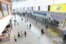 [천지포토] 코로나 추석 첫날 줄어든 서울역 귀성객