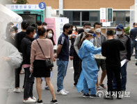 [천지포토] 코로나19 신규확진 63명… 이틀째 두 자릿수