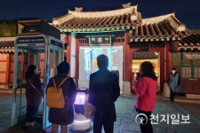 [천지포토] 화성행궁의 역사를 들여다보는 시민들