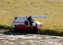 [천지포토] 추수하는 농부