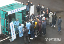 [천지포토] 코로나19 검사 기다리는 시민들