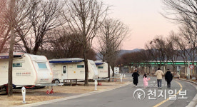 [르포] 코로나19에 예년과 달라진 연말… 조용한 데다 아쉬워