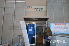 [연말연시] 여기에 사람이 살고 있다… 서울역 3번 출구