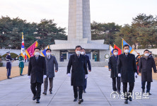 [천지포토] 현충탑 나서는 이낙연 대표