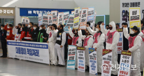 [천지포토] 구호 외치는 비정규직 노동자들