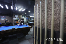 [천지포토] 영업 재개 앞둔 당구장