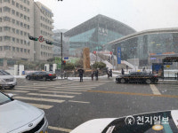 [천지포토] 폭설 속 횡단보도 앞 시민들