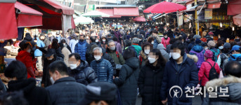 [천지포토] 거리두기 어려운 전통시장
