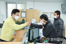 허태정 대전시장, 설 연휴 첫날 선별진료소 및 민생 점검