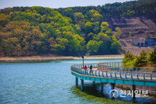 [지역명소] 용인 기흥호수공원, 풍경 수채화같은 10㎞ 둘레길… 온가족 볼거리 가득한 전시관까지