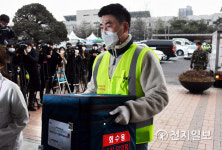 [천지포토] 수원시 권선구보건소 도착한 아스트라제네카 백신