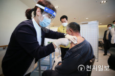 용인 첫 백신 접종자, 요양병원 입원자… 코로나 종식돼 일상으로 돌아가길