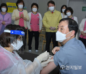 [천지포토] 황순구 한솔요양병원장… 대구 코로나19 백신 첫 접종자