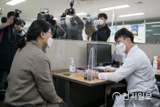 군산시 보건소, 전북 1호 코로나19 백신 접종 실시