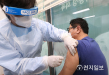 [천지포토] AZ백신 맞는 성북서울요양병원 의료진
