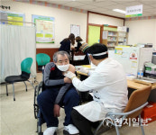 연천군, 코로나19 예방접종 실시… 1호 접종자