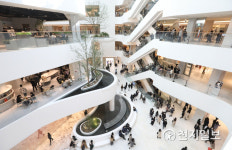 [현장in] 더현대서울 개점 첫날 가보니… 확 트이고 넓고 쾌적해서 놀랐어요