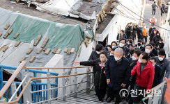 [천지포토] 용산 도시재생사업현장 둘러보는 김종인