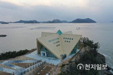 [지역명소] 바다가 육지라면을 현실로~… 군산 신시도 자연휴양림, 바다 보며 힐링
