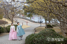 진주시, 트롯가수 한봄·손빈아와 한복문화 알리기 행사