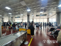 [천지포토] 북적북적 광주공항, 사라진 거리두기