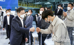 [천지포토] 참석자와 인사하는 문재인 대통령