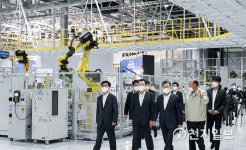 [천지포토] 광주글로벌모터스 공장 둘러보는 문재인 대통령