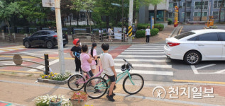 [르포] 인천 스쿨존서 딸 유치원 보내다 참변… 숨진 母에 추모행렬