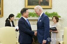 [천지포토] 소인수 회담 참석한 문재인 대통령과 바이든 대통령