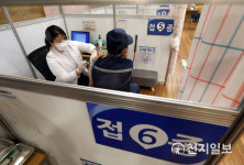 [천지포토] 내일부터 65세 이상 AZ백신 접종