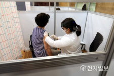 [천지포토] 27일부터 65세 이상 AZ백신 접종