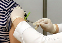 [천지포토] 백신 접종 받는 어르신