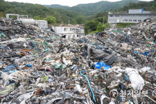 [천지포토] 천안시 병천면 산속 1만 3000여톤 쓰레기… 혈세로 처리