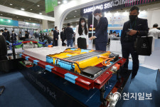 [천지포토] 포스코케미칼 부스 둘러보는 관람객들