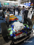 [천지포토] 포스코케미칼 전기차 배터리팩 살펴보는 관람객들