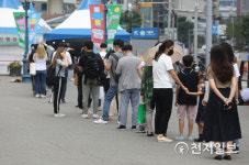 [천지포토] 사회적 거리두기 개편 앞두고 신규 확진자 급증