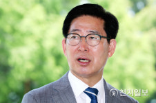 [천지포토] 천지일보와 인터뷰하는 양승조 충남지사